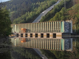 Spiegelung Krafthaus im Unterbecken